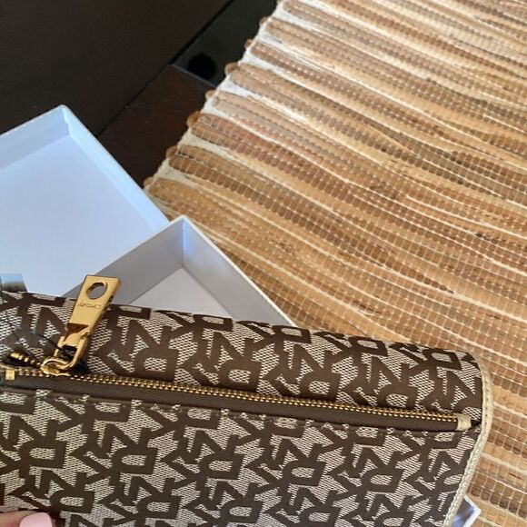 NWT clutch wallet with side zip and snap front closure DKNY brown and tan - Picture 4 of 5